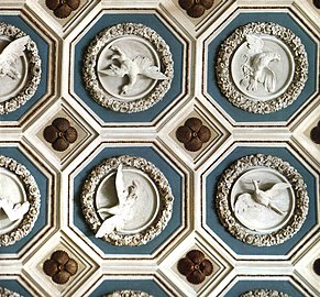 Sala degli Uccelli au Palazzo del Giardino à Parme avec plus de 250 cocardes en stuc individualisées représentant des oiseaux.