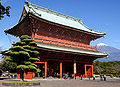 Il Triplice cancello (Sanmon) separa la parte settentrionale del Taiseki-ji da quella meridionale. Ogni porta del Taiseki-ji custodisce un Gohonzon e pertanto viene riverita prima di essere attraversata dai fedeli.