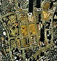 計画初期の頃の新宿副都心近辺の航空写真。まだ、高層ビルも少なく、空き地が目立つ。（1974年度撮影）、国土交通省 国土地理院 地図・空中写真閲覧サービスの空中写真を基に作成