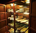 中国最古の書庫天一閣の本棚。平積みされラベルによりタイトルがわかるようになっている。