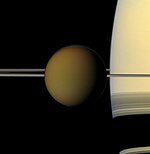 Měsíc Titan a prstence Saturnu