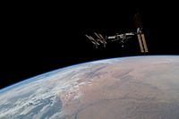 Слика Међународне свемирске станице снимљена кратком експозицијом из свемирског шатла Атлантис у фебруару 2008 – једна од многих слика снимљених у свемиру без видљивих звезда