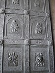 Detall de la Porta nord de la catedral de Monreale (c.1190) realitzada per l'artista Barisano de Trani, consta de vint-i-vuit plafons que representen quaranta-dues figures, però mostrant una més gran intenció escultòrica que en les seves anteriors portes.