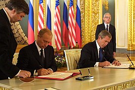 Владимир Путин и Джордж Буш подписывают договор о СНП