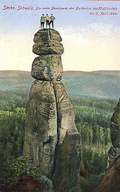Illustration de trois alpinistes au sommet d'un éperon rocheux