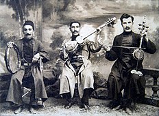 Ансамбль Джаббара Карьягдыоглы. Слева направо: Джаббар Карьягдыоглы, тарист Курбан Пиримов, кеманчист Саша Оганезашвили