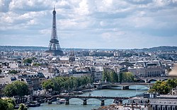 Eiffelturninn og Signa eru meðal tákna Parísarborgar.
