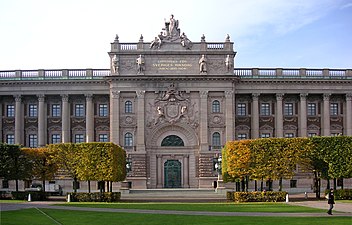 Riksdagshusets frontespis med Sveriges stora riksvapen omgivet av lejon, skulpterat av Gustav Fredrik Norling.