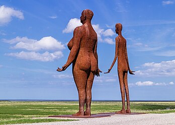 Esperando pela maré alta, conjunto de duas estátuas de ferro do escultor neerlandês Jan Ketelaar, localizado em Zeedijk, Holwert, Frísia, Países Baixos. A estátua é composta por duas mulheres, soldadas em metal, com cinco metros de altura. Uma mulher gorda e uma mulher magra. Elas olham para o mar. A imagem trata da busca pelo equilíbrio e pela troca. (definição 4 581 × 3 272)