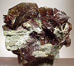 Kryddnejlikabruna axinitkristaller till 2,3 cm placerade ovanpå matrisen från West Bor-gropen i Dalnegorsk, Ryssland