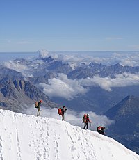 Alpinisty spušćiju górsku staciju wót Aiguille du Midi w masiwje Mont Blanc