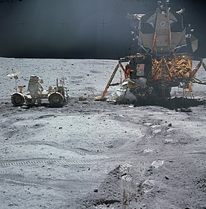Джон Янг у «Ровера» перед поездкой к кратеру Северный Луч
