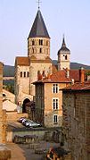 Monasterio de Cluny, estrechamente vinculado al papado, extendió su influencia mediante fundaciones de monasterios cluniacenses por toda Europa occidental, identificándose localmente con el alto clero, la nobleza y las monarquías feudales.