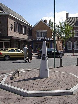 Symbolische grenspaal in Baarle-Hertog. De daadwerkelijke grens is er enkele meters van vandaan