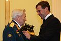 Дмитриј Медведев додељује Калашникову, за његов 90-ти рођендан, највише почасно звање Хероја Руске Федерације