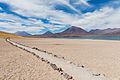 5. A Miscanti-tó és egy gyalogút látképe a Bolíviai-magasföldön, Észak-Chile Antofagasta régiójában. A brakkvizes tó a Los Flamencos természetvédelmi területen található, és a Miñiques vulkán egyik kitörésekor lávafolyammal választotta el a Miñiques-tótól (javítás)/(csere)