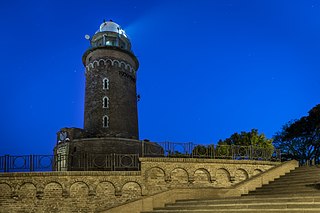 A kołobrzegi világítótorony a Balti-tenger partján (Kołobrzeg, Lengyelország)