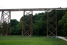 Drei der bis zu 50 Meter hohen Stahlgittermasten