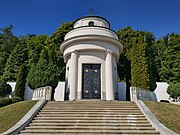 Каплиця на цвинтарі захисників Львова