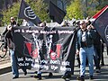 ドイツのANTIFA抗議者。英語で「赤とアナキストのスキンヘッドハノーバー - 抵抗しない限りあなたは体制を支持している」。
