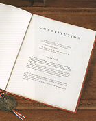 L'exemplaire officiel de la Constitution, muni du sceau de la République
