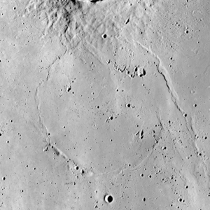 Повністю залитий лавою кратер Ламберт R на півдні Моря Дощів (діаметр — 56 км)