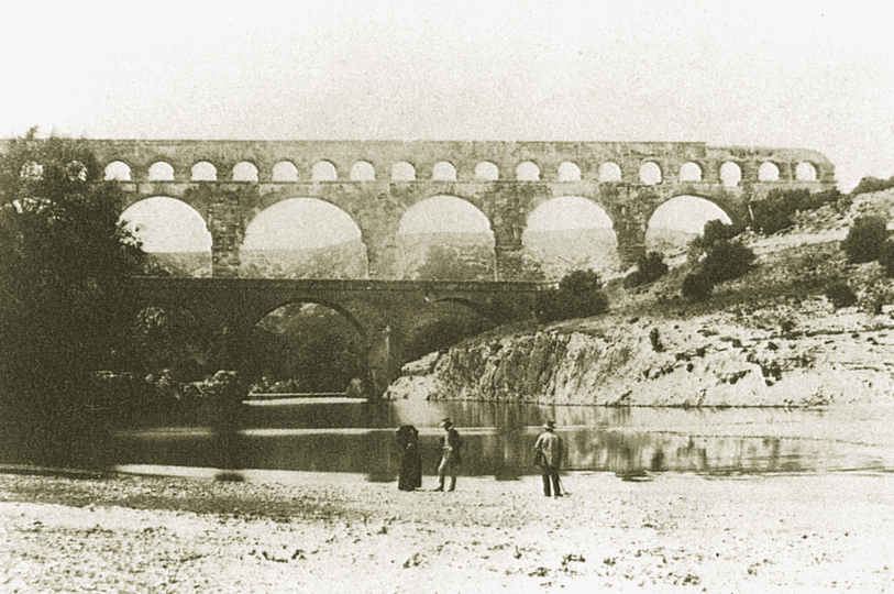 1851年にヘリオグラフィック・ミッション（フランス語版）（歴史的建造物調査団）の一環として、エドゥアール・バルデュス（フランス語版）によって撮影されたポン・デュ・ガール。
