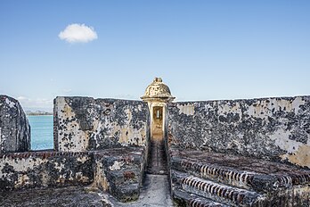 Castelo San Felipe del Morro, antiga cidadela espanhola construída entre o século XVI e o século XVIII no norte de San Juan, Porto Rico. Encomendado por Carlos I da Espanha em 1539, foi construído inicialmente como uma torre fortificada em homenagem a Filipe II, que supervisionou a sua expansão para uma obra cornuta em 1595. Ao longo dos 200 anos seguintes, especialmente no reinado de Carlos III, o forte continuou a ser desenvolvido até atingir sua forma atual em 1787. (definição 6 438 × 4 292)