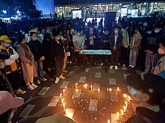 Sinh viên Đại học Giao thông Tây Nam thương tiếc các nạn nhân vụ hỏa hoạn Ürümqi