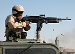 En amerikansk soldat avfyrar en M240B monterad på en HMMWV.