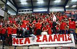 Οι φίλαθλοι της Νέας Σαλαμίνας στο Κλειστό Σπύρος Κυπριανού, γιορτάζωντας την κατάκτηση του πρωταθλήματος πετοσφαίρισης Κύπρου 2012-2013.