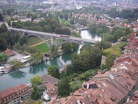 Řeka Aara s mostem Kirchenfeld