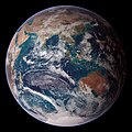 16. A Föld keleti féltekéjének kompozit ábrázolása, a Terra és Aqua műholdak MODIS műszereinek, a Védelmi Meteorológiai Műholdprogram, az Endeavour űrrepülőgép és a Radarsat Antarktisz-térképezési projekt adatai alapján, tudósok és művészek által kombinálva (javítás)/(csere)