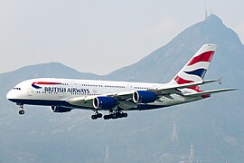 Airbus A380 w barwach linii British Airways lądujący w Porcie lotniczym Hongkong