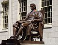 Статуята на Джон Харвард, Харвард Ярд