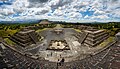 Teotihuacan set fra Månepyramiden, med De Dødes Vej og Solpyramiden bagi