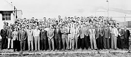 Fotografi på 104 tyska raketforskare 1946, inklusive Wernher von Braun, Ludwig Roth och Arthur Rudolph, vid Fort Bliss, Texas. Gruppen hade delats upp i två sektioner: en mindre vid White Sands Proving Grounds för missil tester och den större vid Fort Bliss för forskning. Många hade tidigare arbetat för att utveckla V-2-raketen vid Peenemünde Tyskland och kom till USA efter andra världskriget, och arbetade därefter på olika raketer inklusive Explorer 1 Space-rocket och Saturn (raketen) vid NASA.
