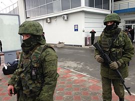 Russische Soldaten ohne Hoheitszeichen am Flughafen Simferopol am 28. Februar 2014