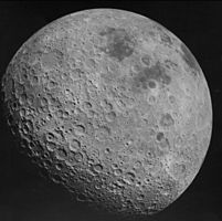 由阿波羅16號機組人員拍攝到的月球背面