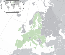 قبرص کامحل وقوع (تصویر میں نچلے دائیں)، جمہوریہ قبرص سبز رنگ میں اور ترک جمہوریہ شمالی قبرص روشن سبز رنگ میں اور باقی یورپی اتحاد ہلکے سبز رنگ میں