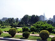 牡丹峰より望む凱旋門（左）と柳京ホテル（右）