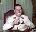 Perón in divisa da tenente generale, nel 1950 durante una pausa di lavoro alla sua scrivania.