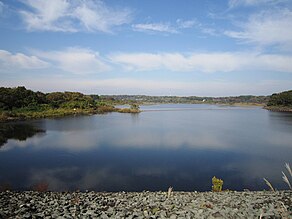 化女沼は天然の湖沼を利用したダムになっている。