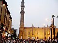 Il bazar, detto Khan el-Khalili, nel periodo di Ramadan. La moschea sullo sfondo è quella di Sayyidnā al-Ḥusayn, "Nostro signore al-Ḥusayn"