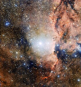 ヨーロッパ南天天文台 (ESO) のチリ パラナル天文台にあるVLTサーベイ望遠鏡（英語版）が捉えた、散開星団NGC 6193と散光星雲NGC 6188。