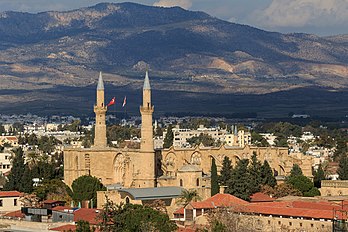 Mesquita Selimiye (antiga catedral de Santa Sofia) vista do edifício Shacolas Tower em Nicósia, Chipre. (definição 4 563 × 3 042)