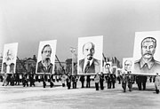 マルクス、エンゲルス、レーニン、スターリンの肖像画を掲げての行進（東ドイツ・ベルリンのマルクス・エンゲルス広場（ドイツ語版））