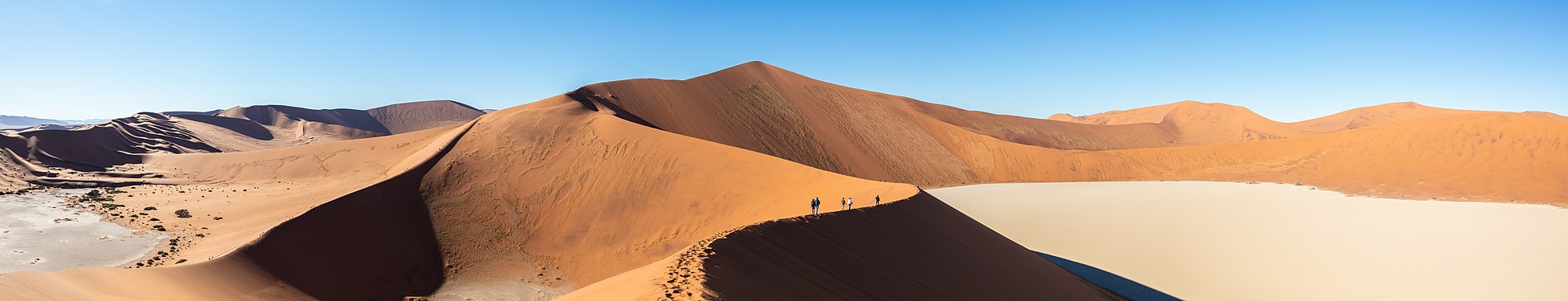 Big Daddy Dune and Dead Vlei, Sossusvlei, Namibia.