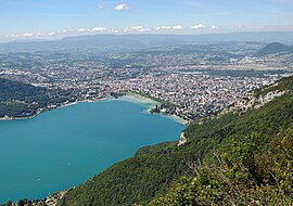 Panoramic sicht o Annecy an Loch Annecy.