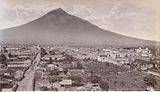 Vista de la ciudá y del Volcán d'Agua en 1875.